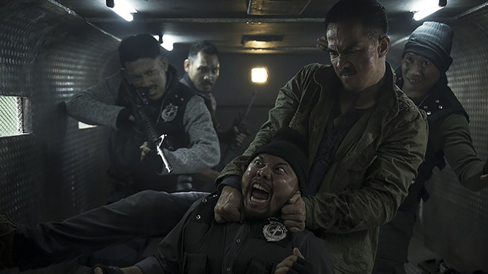 The Night Comes for Us: Darah Manusia tak Beda dengan Darah Sapi The Night Comes for Us: Darah Manusia tak Beda dengan Darah Sapi