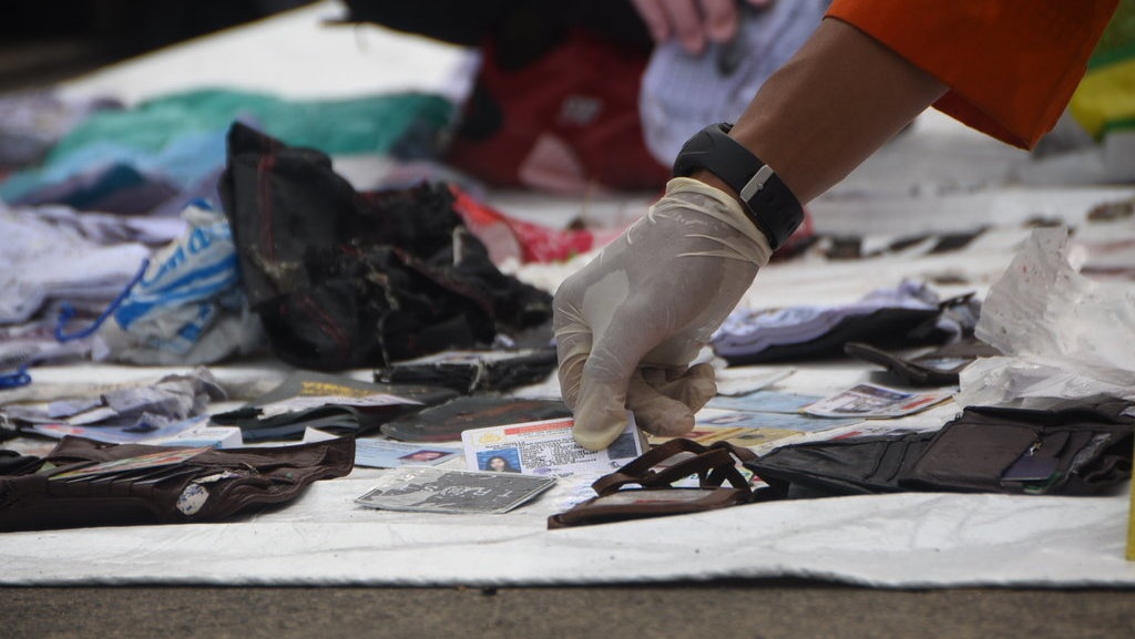 Hari Kedua Evakuasi Lion Air JT-610, Ditemukan Kartu Identitas Kru Hari Kedua Evakuasi Lion Air JT-610, Ditemukan Kartu Identitas Kru