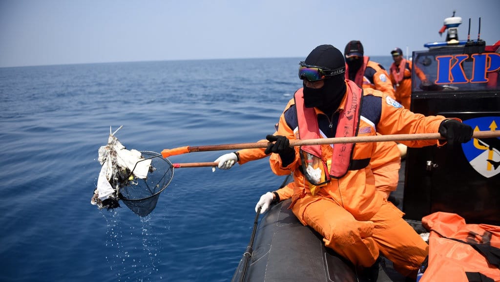 Arus Laut Bikin Penyelam Sulit Jangkau Lokasi Black Box Lion Air Arus Laut Bikin Penyelam Sulit Jangkau Lokasi Black Box Lion Air