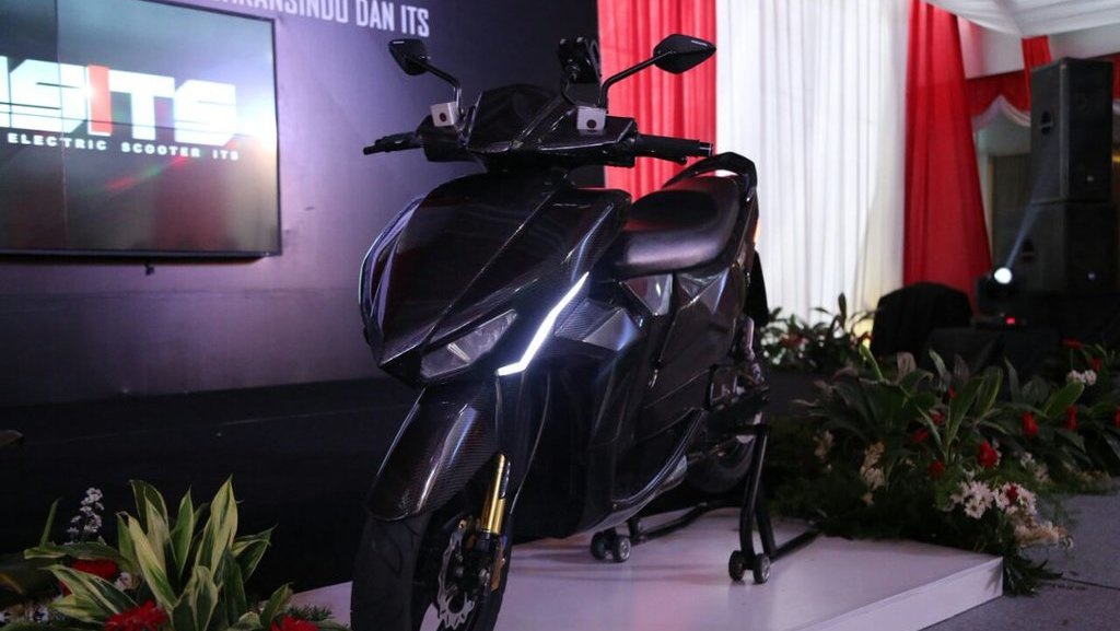 Jokowi Jajal Motor Listrik Gesits di Istana Merdeka