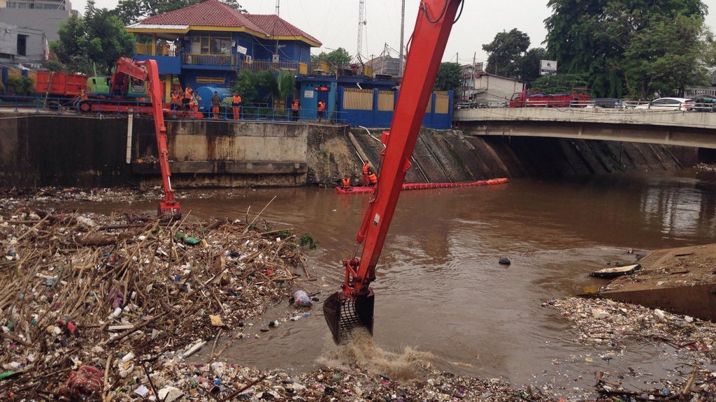 Banjir Jakarta Sebabkan Sampah Menumpuk di Pintu Air Manggarai Banjir Jakarta Sebabkan Sampah Menumpuk di Pintu Air Manggarai