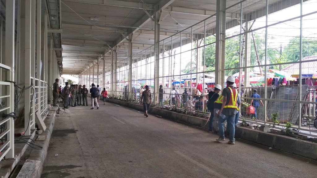 Satpol PP Tanah Abang Tertibkan PKL di Bawah Skybridge Satpol PP Tanah Abang Tertibkan PKL di Bawah Skybridge