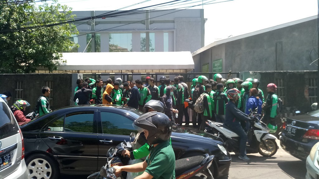 Alasan Driver Grab Beramai-Ramai Daftarkan Akun ke Gojek Alasan Driver Grab Beramai-Ramai Daftarkan Akun ke Gojek