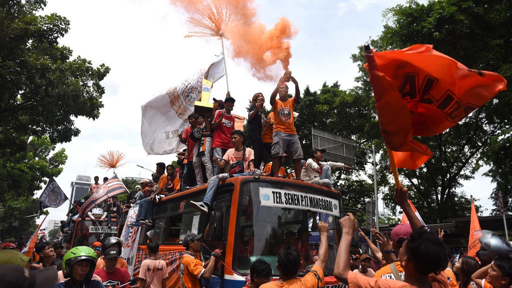 Peserta Konvoi Persija Naik di Atap Metromini Teriakkan Yel-Yel