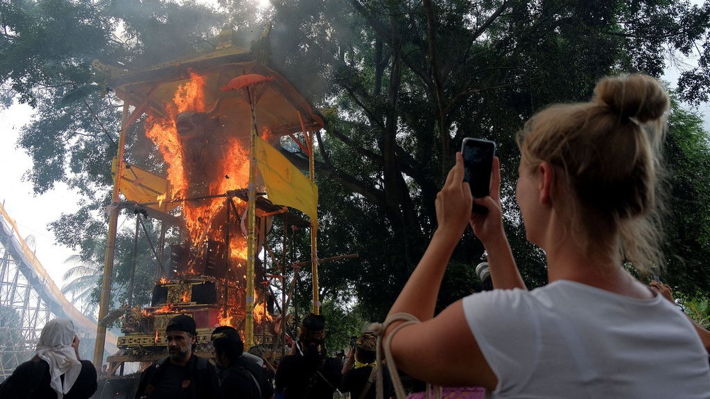 Upacara Pemakaman Unik di Indonesia: Ngaben, Saur Matua, Rambu Solo Upacara Pemakaman Unik di Indonesia: Ngaben, Saur Matua, Rambu Solo