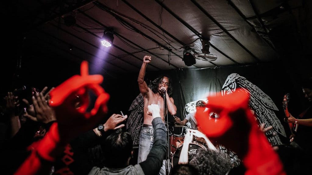 Komunal dan Agama Rock N Roll yang Selamanya Absurd Komunal dan Agama Rock N Roll yang Selamanya Absurd