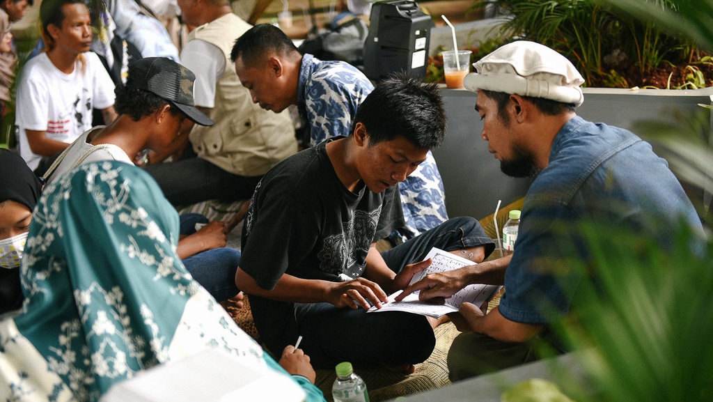 Apa yang Harus Dilakukan Orangtua ketika Anak Menanyakan Tuhan? Apa yang Harus Dilakukan Orangtua ketika Anak Menanyakan Tuhan?