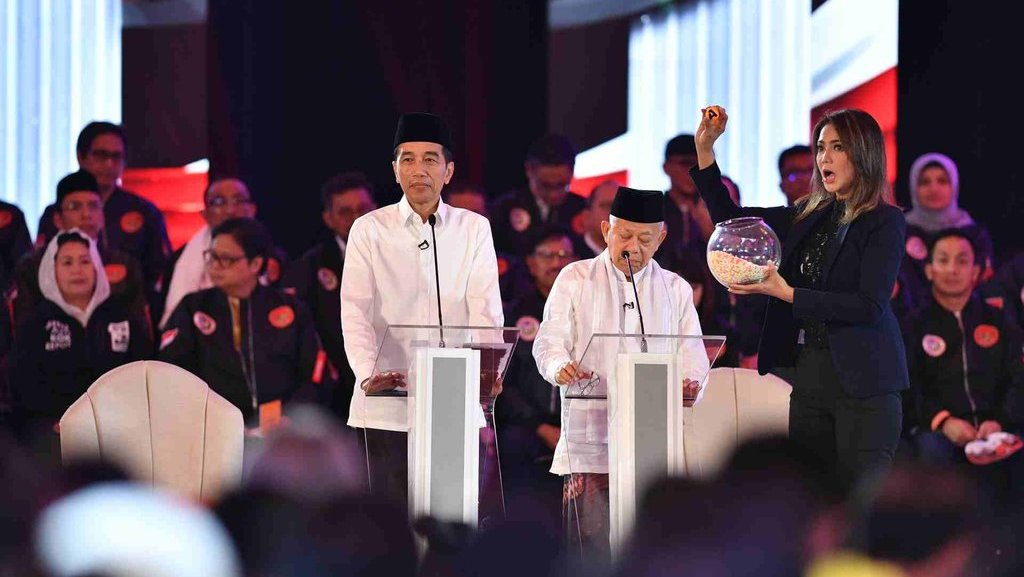 Jokowi Sebut Gaji PNS Sudah Cukup dalam Debat Pilpres 2019 Jokowi Sebut Gaji PNS Sudah Cukup dalam Debat Pilpres 2019