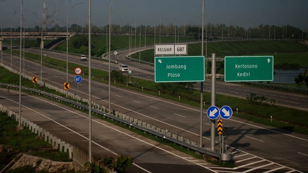 Balada Sopir Truk: yang Bertahan dengan Mengabaikan Tol Trans Jawa Balada Sopir Truk: yang Bertahan dengan Mengabaikan Tol Trans Jawa