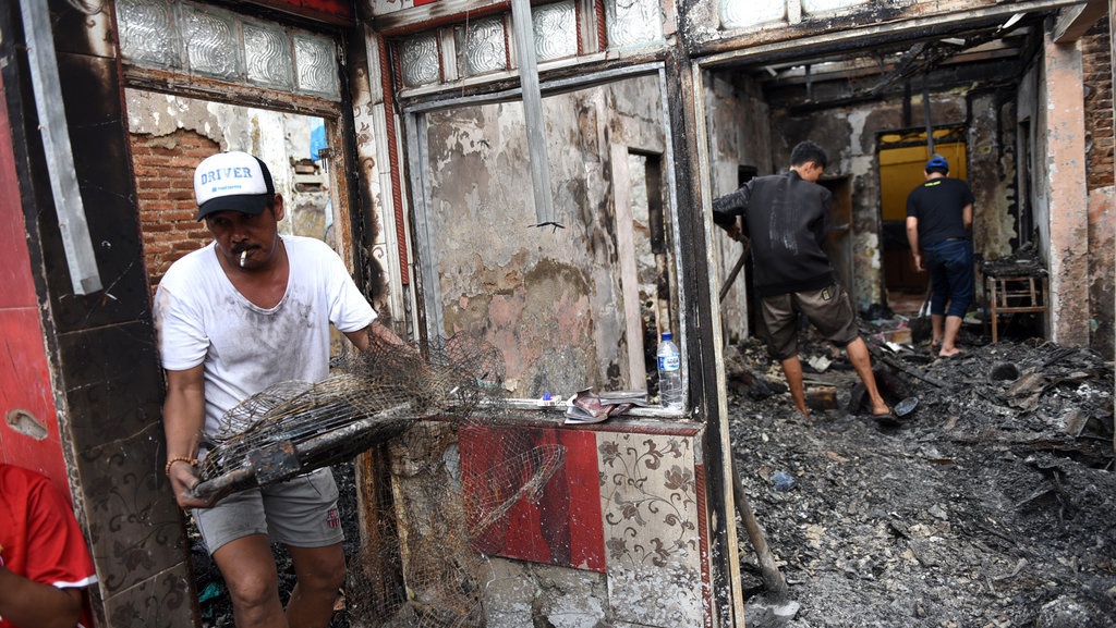 Kisah Warga Tomang: Enggan Pindah Meski Rumah Dilahap Si Jago Merah Kisah Warga Tomang: Enggan Pindah Meski Rumah Dilahap Si Jago Merah