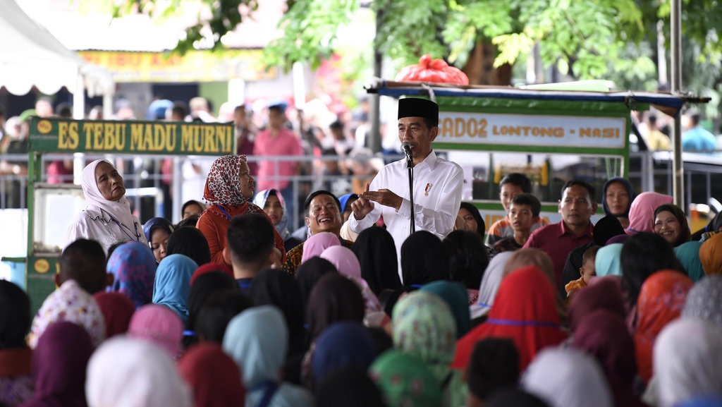 Jokowi Motivasi Ibu-Ibu Pengusaha Mikro di Bekasi Jokowi Motivasi Ibu-Ibu Pengusaha Mikro di Bekasi