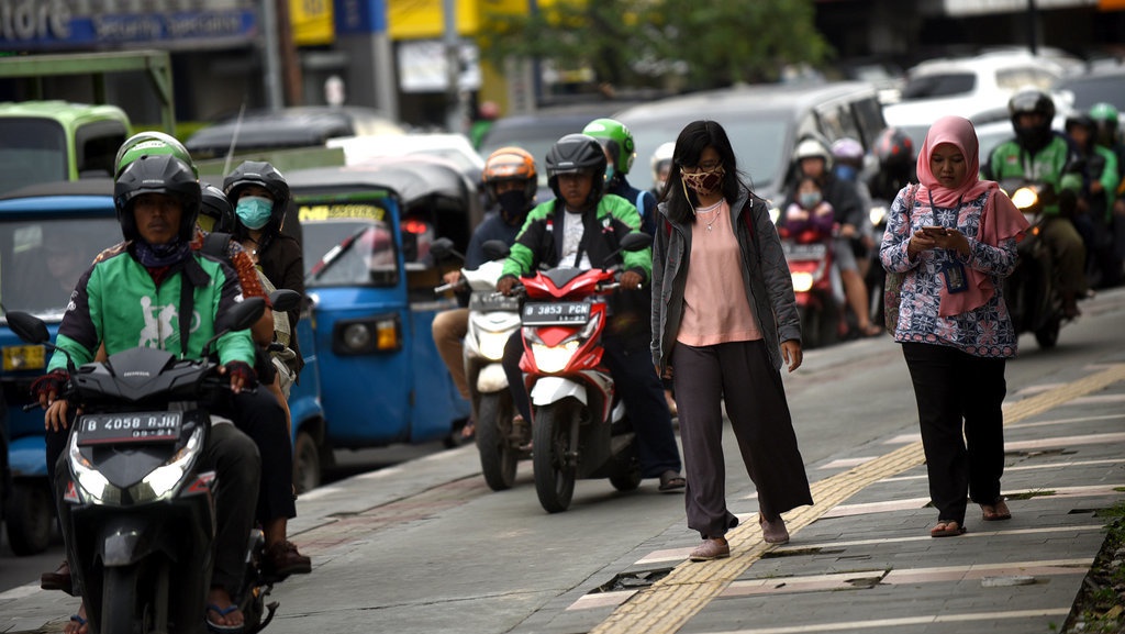 Penyalahgunaan Trotoar oleh Pengendara Motor Penyalahgunaan Trotoar oleh Pengendara Motor