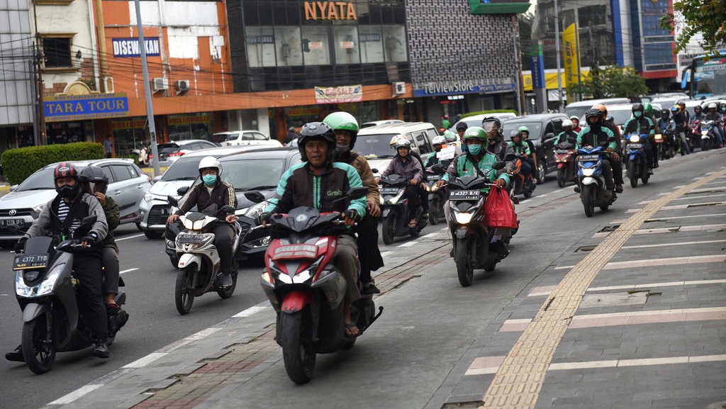 Duduk Perkara Denda Rp750 Ribu Bagi Pengendara Motor yang Merokok Duduk Perkara Denda Rp750 Ribu Bagi Pengendara Motor yang Merokok