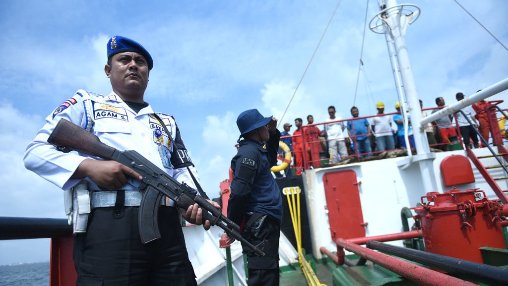 Bakamla Amankan Dua Kapal Diduga Transfer BBM Ilegal Bakamla Amankan Dua Kapal Diduga Transfer BBM Ilegal