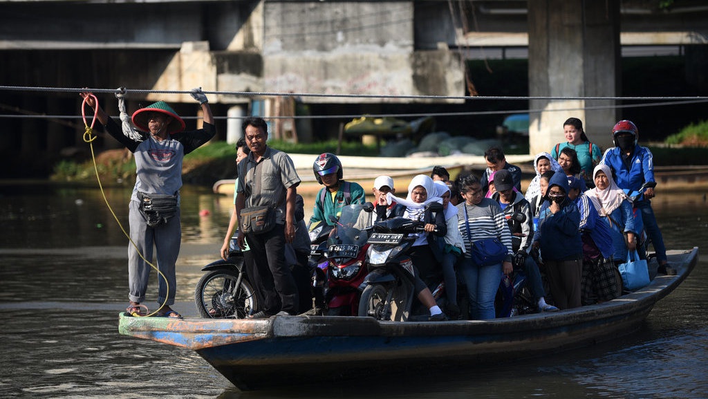Perahu Eretan Masih Bertahan di Jakarta Perahu Eretan Masih Bertahan di Jakarta