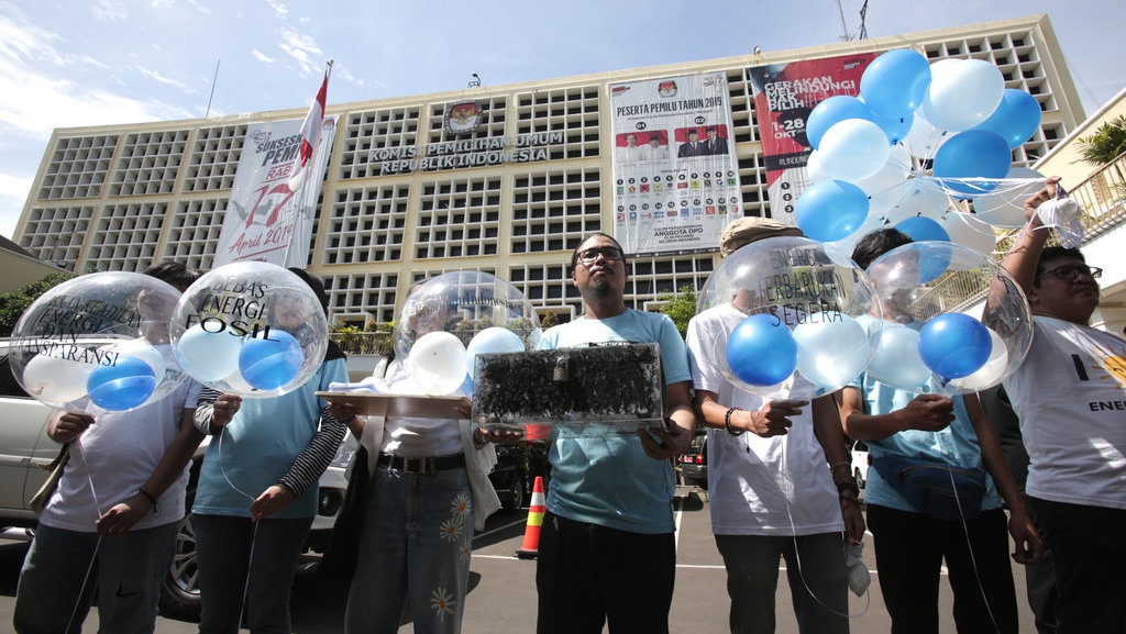 Aksi Teatrikal Koalisi #BersihkanIndonesia di KPU