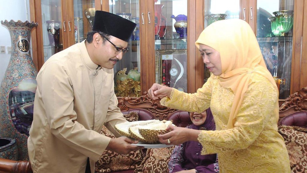 Gubernur Jatim Khofifah Jamu Gus Ipul dengan Durian Lokal Wonosalam Gubernur Jatim Khofifah Jamu Gus Ipul dengan Durian Lokal Wonosalam