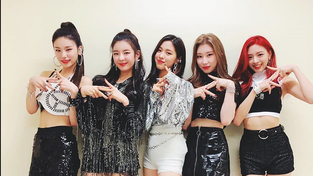 Lirik Lagu ITZY-Sneakers, Romanized, Terjemahan, dan Artinya Lirik Lagu ITZY-Sneakers, Romanized, Terjemahan, dan Artinya