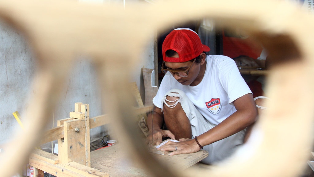 Produksi Kacamata dari Limbah Kayu Produksi Kacamata dari Limbah Kayu