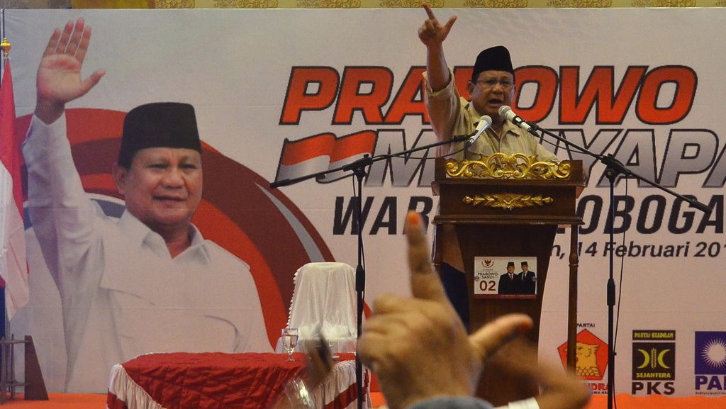 Prabowo Lambaikan Tangan ke Pendukung Jokowi di Surabaya Prabowo Lambaikan Tangan ke Pendukung Jokowi di Surabaya