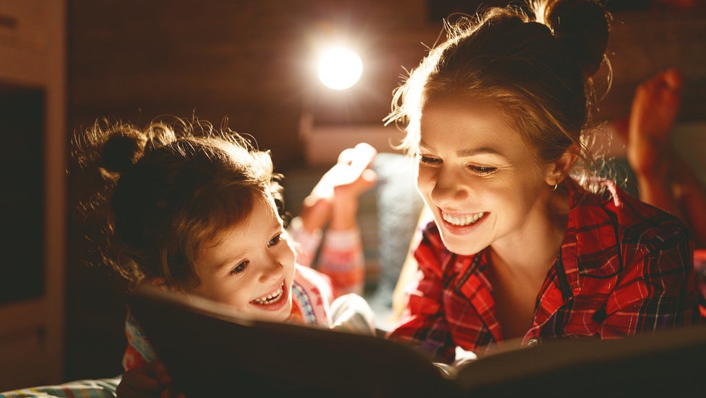 Cara Ajarkan Empati ke Anak: Kenalkan Lingkungan & Bacakan Dongeng Cara Ajarkan Empati ke Anak: Kenalkan Lingkungan & Bacakan Dongeng