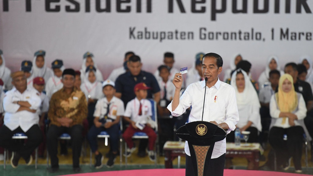 Janjikan 3 Kartu Baru, Jokowi: Saya Konsentrasi ke Pembangunan SDM Janjikan 3 Kartu Baru, Jokowi: Saya Konsentrasi ke Pembangunan SDM