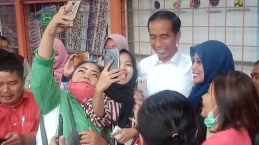 Presiden Jokowi Bikin Heboh Penumpang KRL Saat Jam Pulang Kerja Presiden Jokowi Bikin Heboh Penumpang KRL Saat Jam Pulang Kerja