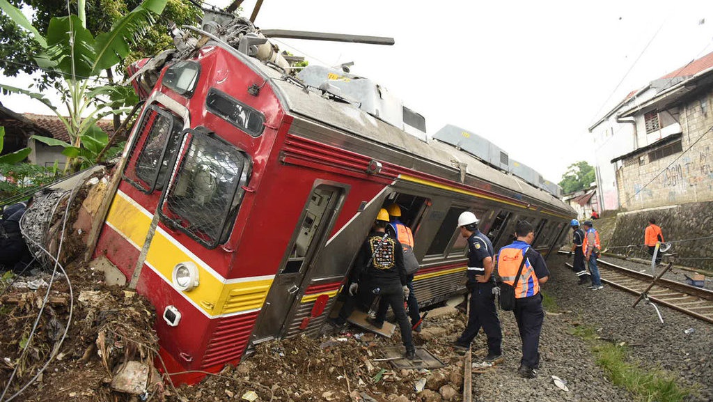 Cerita Korban & Saksi KRL Anjlok: Bergoyang, Miring, Tabrak Tiang