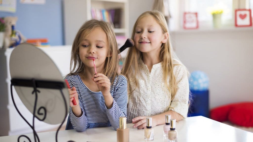 Panduan Orang Tua Mengenalkan Make Up ke Anak-anak Panduan Orang Tua Mengenalkan Make Up ke Anak-anak