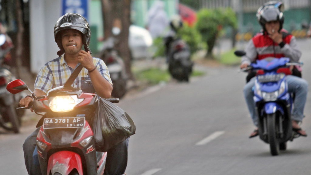 MTI: Aparat Harus Tegas Soal Larangan Merokok Sambil Berkendara MTI: Aparat Harus Tegas Soal Larangan Merokok Sambil Berkendara