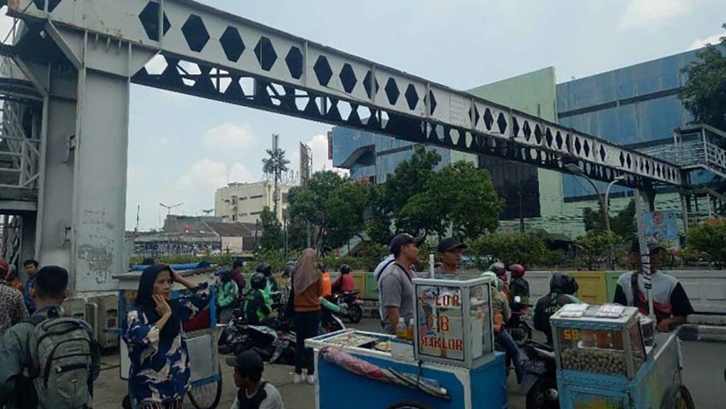 JPO Pasar Minggu Dibongkar dan Akan Dibangun Lebih Futuristik JPO Pasar Minggu Dibongkar dan Akan Dibangun Lebih Futuristik