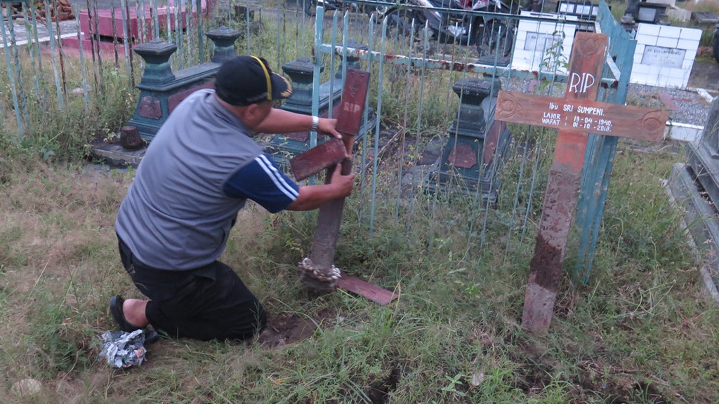 Polisi Duga Pelaku Perusakan Nisan Makam Bethesda Orang Gelandangan Polisi Duga Pelaku Perusakan Nisan Makam Bethesda Orang Gelandangan