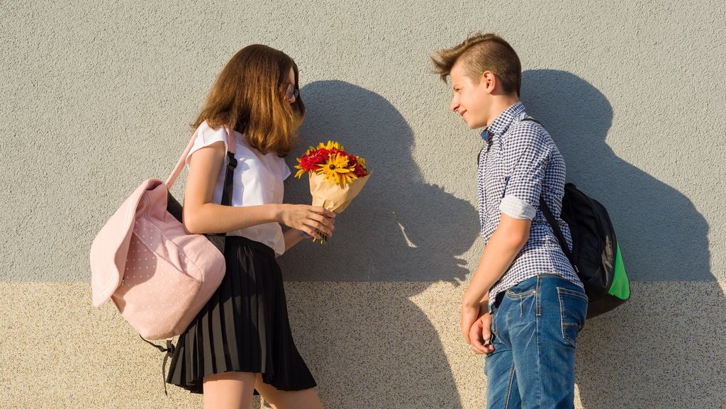 30 Contoh Pantun untuk Nembak Pacar yang Unik dan Kreatif 30 Contoh Pantun untuk Nembak Pacar yang Unik dan Kreatif