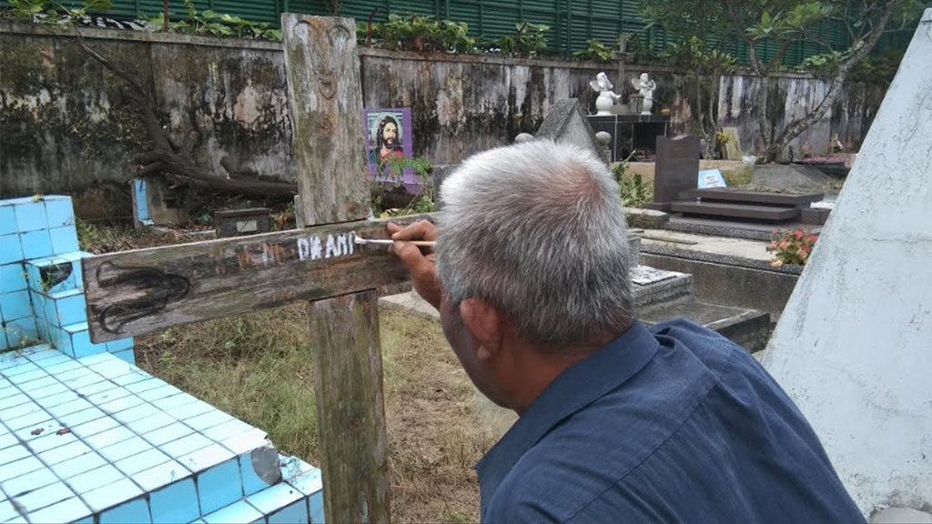 Bersih-Bersih Makam: Bentuk Toleransi Usai Perusakan Salib di Yogya Bersih-Bersih Makam: Bentuk Toleransi Usai Perusakan Salib di Yogya