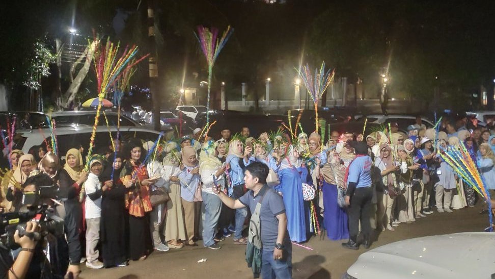 Emak-Emak Nyanyikan Yel Dukung Prabowo
