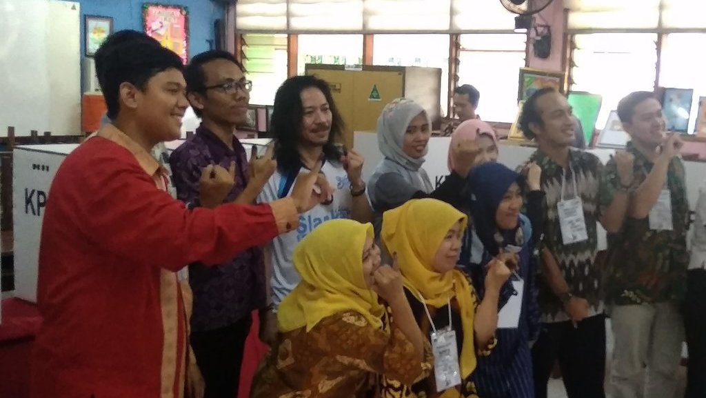 Usai Mencoblos, Abdee Slank Ungkap Alasan Dukung Jokowi-Ma'ruf Usai Mencoblos, Abdee Slank Ungkap Alasan Dukung Jokowi-Ma'ruf