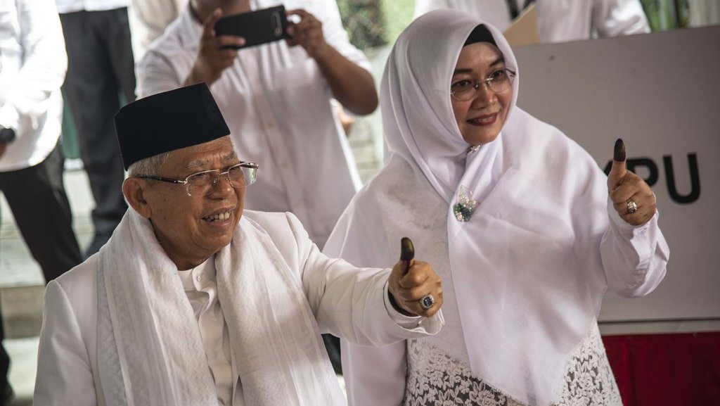 Ma'ruf Amin Pantau Perkembangan Pemilu di TV