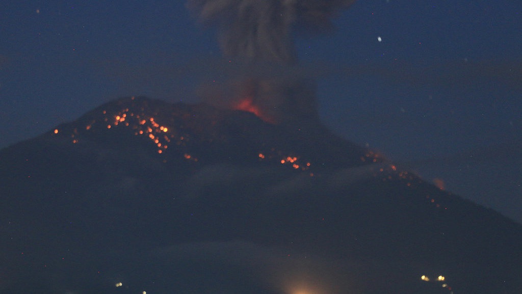 PVMBG Ingatkan Turis Tidak Dekati Puncak Gunung Agung PVMBG Ingatkan Turis Tidak Dekati Puncak Gunung Agung