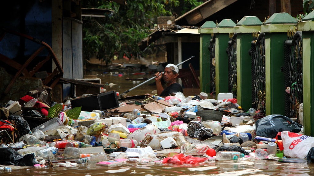 Melihat Pencemaran Sungai Ciliwung: Dari Tinja hingga Sampah Popok Melihat Pencemaran Sungai Ciliwung: Dari Tinja hingga Sampah Popok
