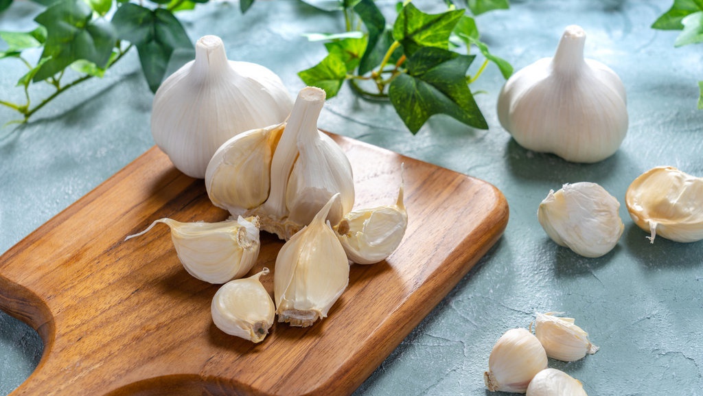 5 Cara Salah Mengonsumsi Makanan Sehat: Bawang Putih hingga Kiwi 5 Cara Salah Mengonsumsi Makanan Sehat: Bawang Putih hingga Kiwi