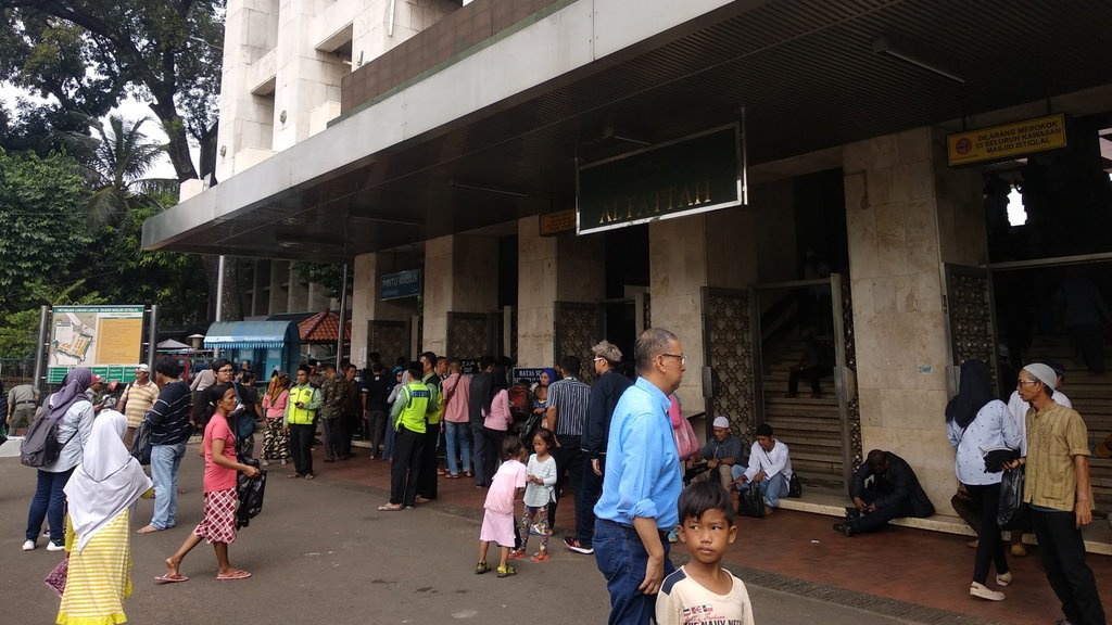 Massa Berdatangan ke Masjid Istiqlal untuk Gelar Aksi di Bawaslu