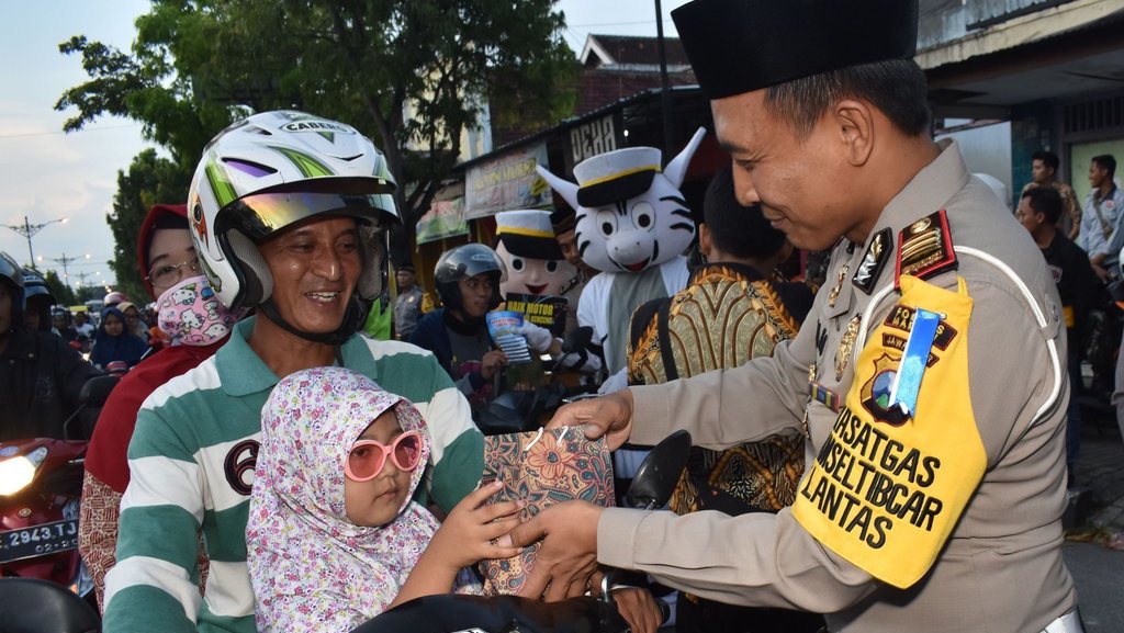 Memberi Takjil Untuk Berbuka di Bulan Ramadan dan Tuntunannya