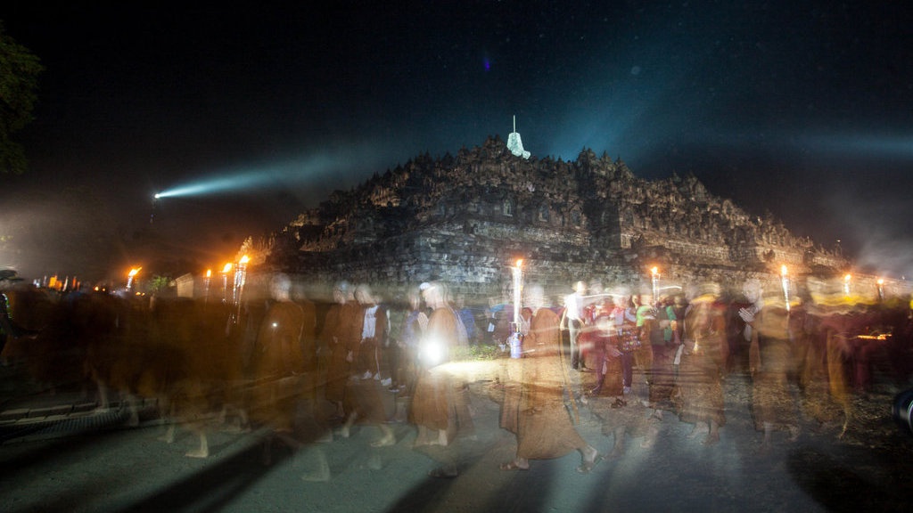 Hari Raya Waisak 16 Mei 2022 & Tradisi Perayaannya di Seluruh Dunia