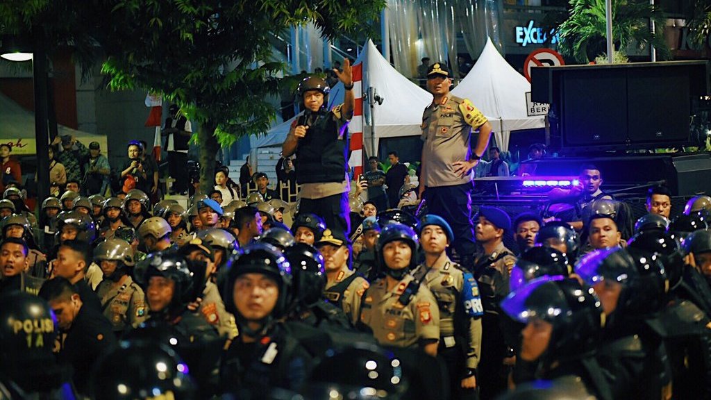 Polisi Kerahkan Personel Tambahan Halau Massa Gunakan Bom Molotov