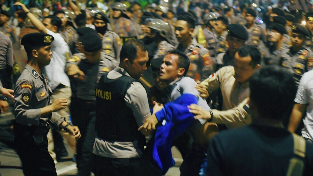 Massa di Jalan Wahid Hasyim Berupaya Tambah Suplai Bom Molotov Massa di Jalan Wahid Hasyim Berupaya Tambah Suplai Bom Molotov