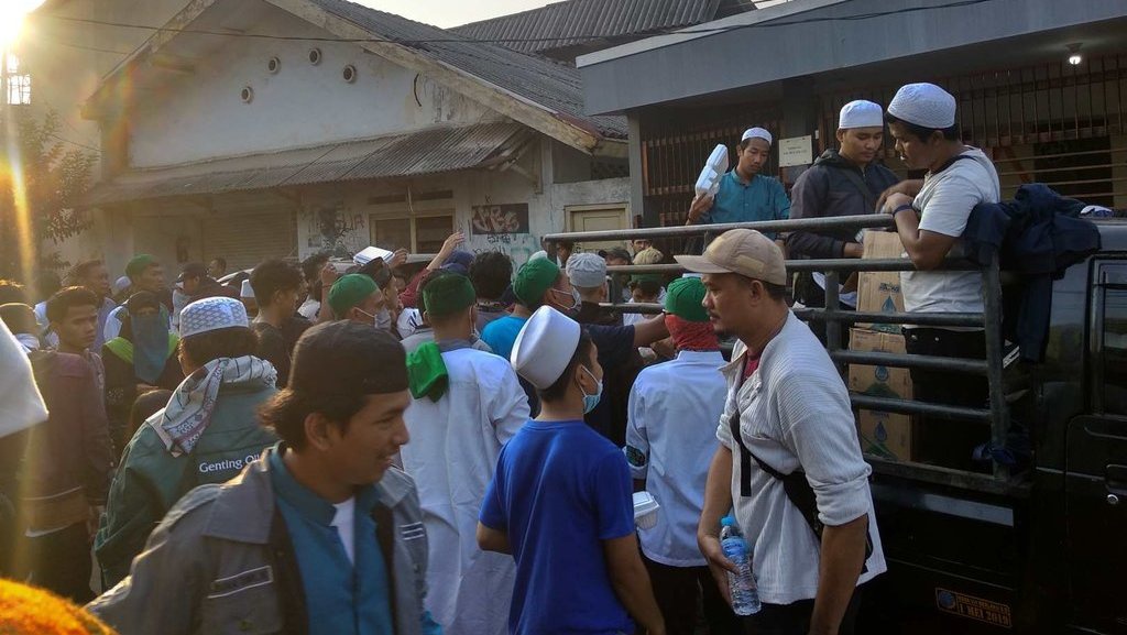 FPI Bagikan Makanan Berbuka Sebelum Aksi ke Bawaslu