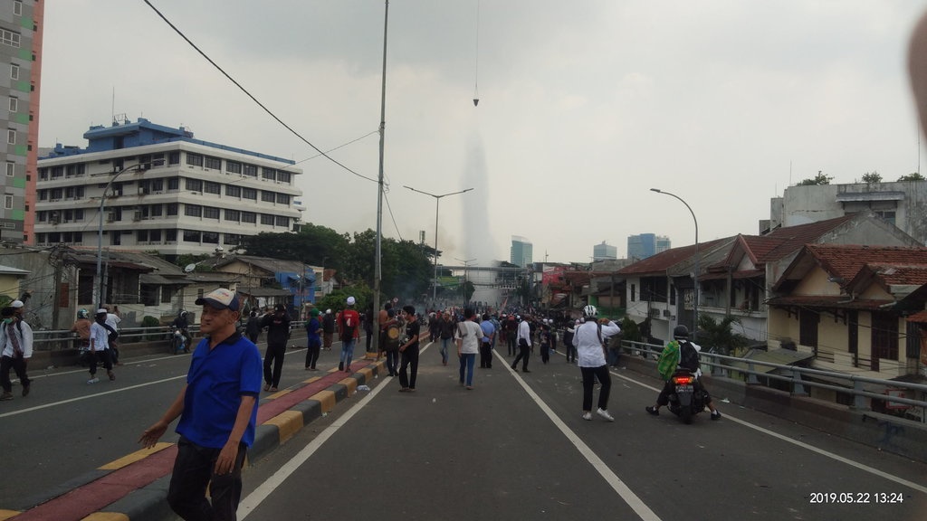 Massa Serang Helikopter dengan Kembang Api di Jatibaru Massa Serang Helikopter dengan Kembang Api di Jatibaru