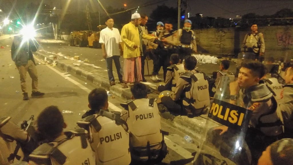 Brimob Kembali Bentuk Formasi di Depan Wisma 77