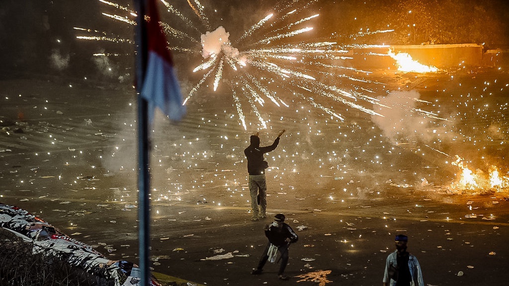 Aparat Kembali Tembakkan Gas Air Mata, tapi Massa Terus Mendekat Aparat Kembali Tembakkan Gas Air Mata, tapi Massa Terus Mendekat