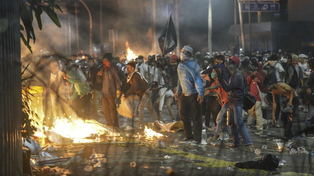 Polisi Tangkap Demonstran di Bawaslu